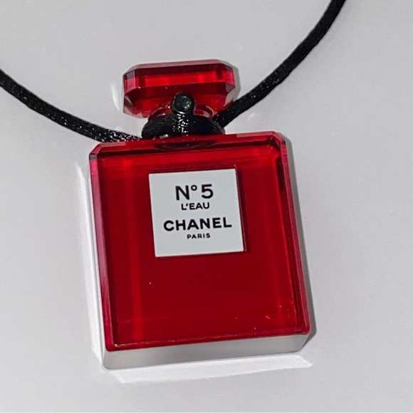 CHANEL Paris No 5 L’eau Red Plexiglass Perfume Bottle Charm Pendant Necklace - Picture 4 of 11